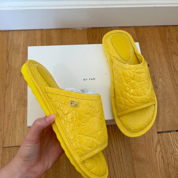 NWT By Far Ari Slip-on Slides Duckling Circular Croco Embossed Leather in Yellow - Picture 6 of 14